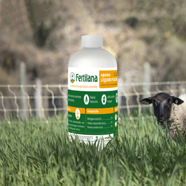 Envase de Fertilana Abono Líquido Foliar, ideal para agricultura sostenible, con nutrientes como nitrógeno, fósforo y potasio, junto a una oveja pastando en un campo verde.