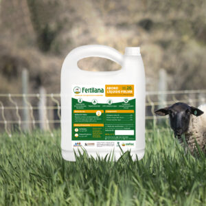 Envase de 20 litros de Fertilana Abono Líquido Foliar, formulado para una agricultura sostenible, con una oveja pastando en el campo como fondo.